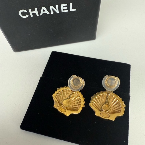 CHANEL Gold Seashell Earrings Clip-On - Picture 3 of 5